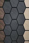 Hexagonale Akustikplatten im Holzdesign - Schwarz