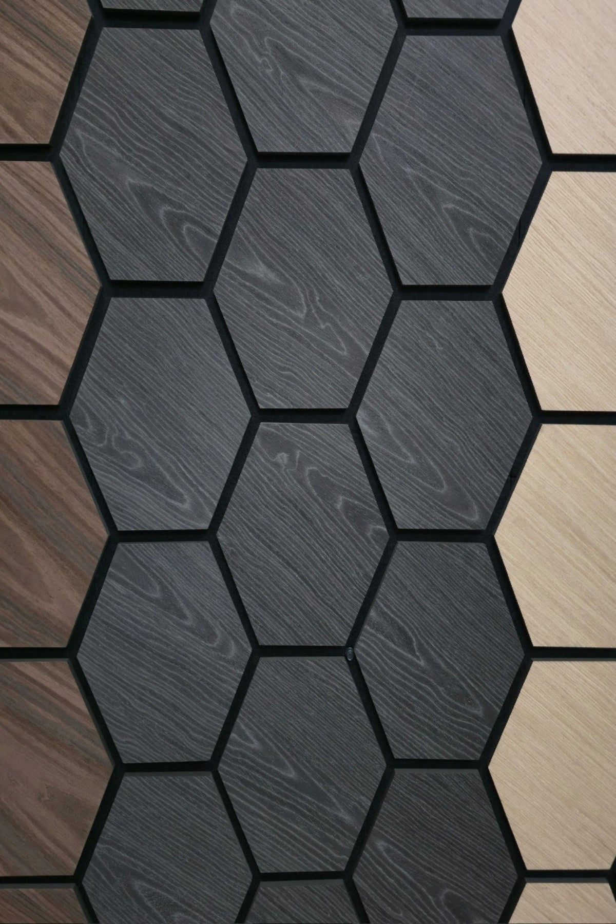 Hexagonale Akustikplatten im Holzdesign - Schwarz