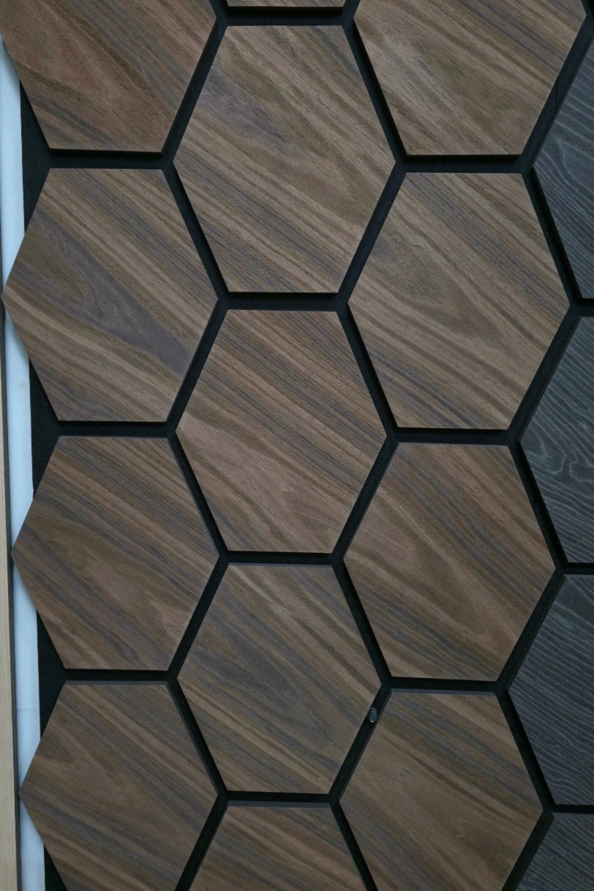 Hexagonale Akustikplatten im Holzdesign - Braun